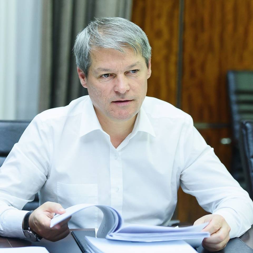 Dacian Cioloș, moment inedit în timpul unui interviu. Ce a ales premierul de pe tavă, la împlinirea unui an de mandat la Palatul Victoria