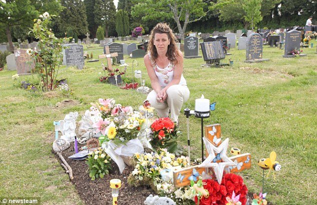 Piatra de mormânt a fiului ei de 4 ani a fost înlăturată, pentru că o altă familie a considerat-o jignitoare. Ce scria acolo 