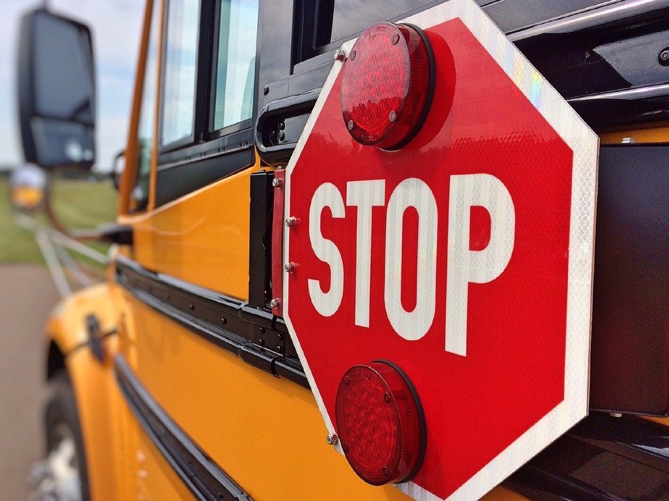 Accident cu un autobuz școlar, pe o autostradă din SUA. Zeci de elevi au ajuns la spital