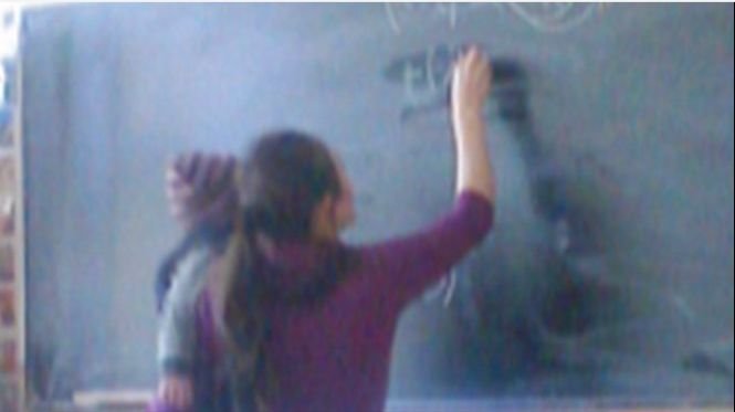O elevă din Iași vine cu bebelușul la școală