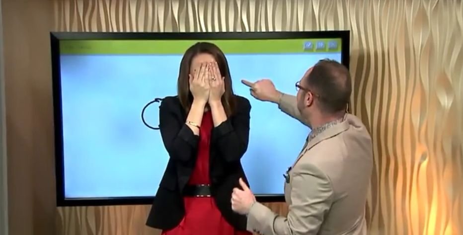 O prezentatoare TV a încercat să deseneze un tun, în timpul unei emisiuni live. Rezultatul a stârnit hohote de râs