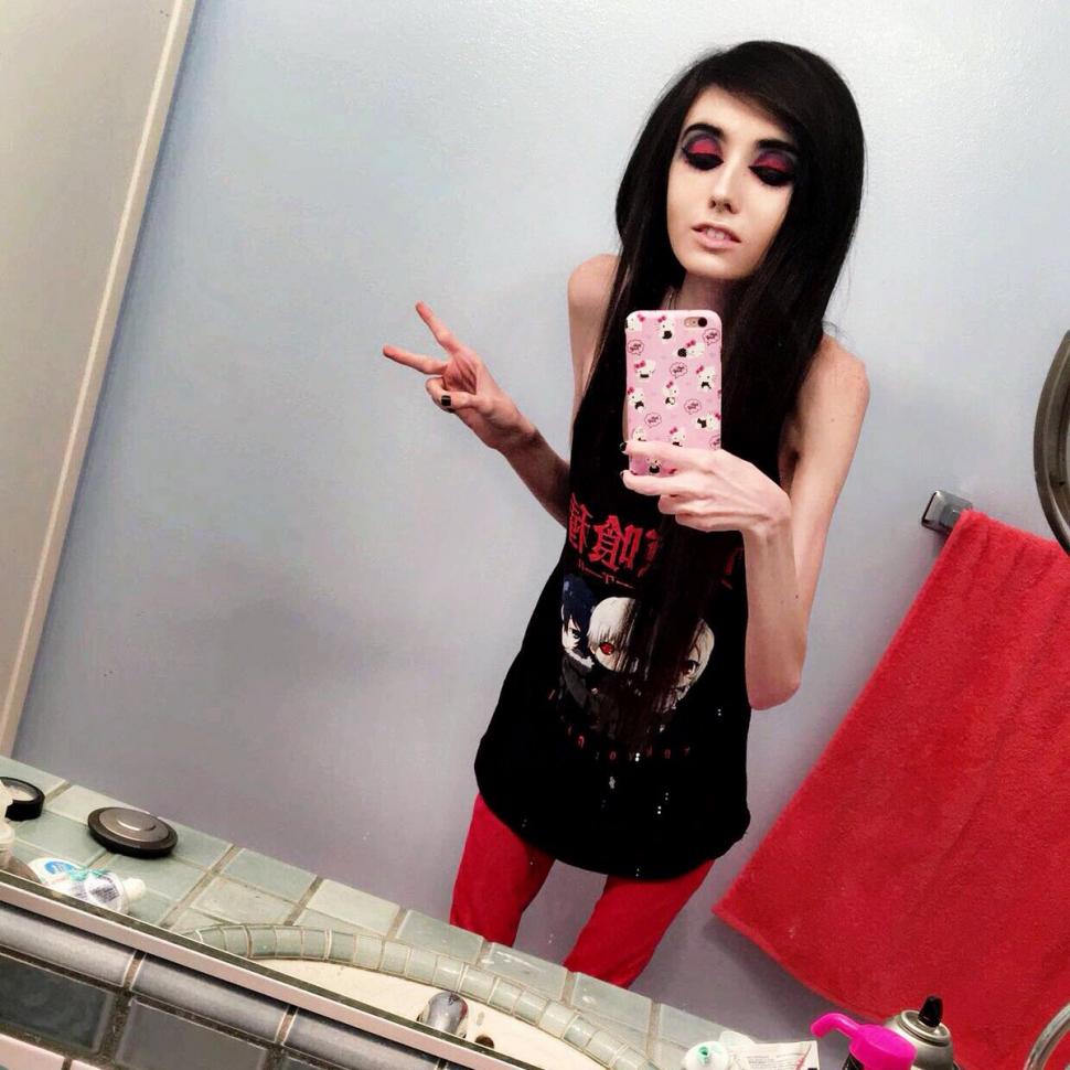 Mii de oameni o vor pe această tânără interzisă pe internet. Adevăratul motiv din spatele acestei cereri neobişnuite 417444