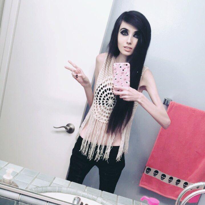 Mii de oameni o vor pe această tânără interzisă pe internet. Adevăratul motiv din spatele acestei cereri neobişnuite 417446