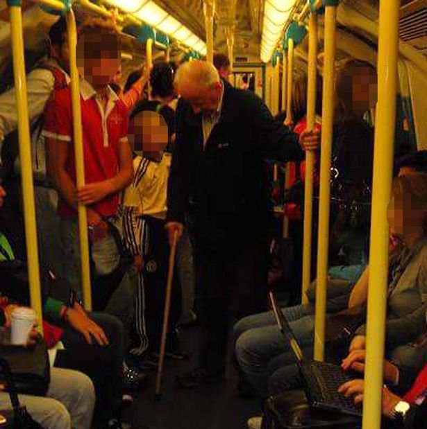 Scene ireale la metrou. Acest bătrân cu baston s-a urcat în tren. Este rușinos ce s-a întâmplat după câteva minute