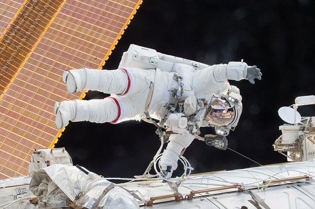 Clipe de tensiune maximă la sosirea a trei noi astronauți pe Staţia Spaţială Internaţională