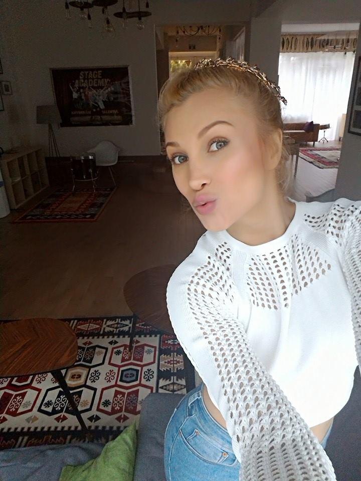 Lora, într-o ipostază bizară pe o reţea de socializare. „Trebuie să vă mărturisesc că…” (Foto) 417549
