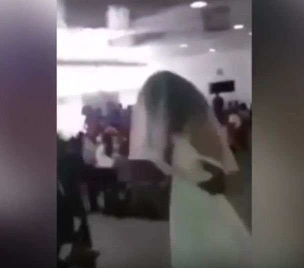 O amantă furioasă a apărut la biserică îmbrăcată cu rochia miresei și l-a dat de gol pe mirele infidel. Imaginile au ajuns virale pe Internet