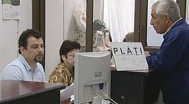Angajaţi din administraţia locală sunt în grevă japoneză, cerând creșterea salariilor. Ei amenință cu greva generală