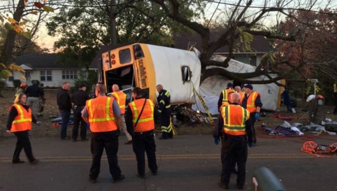 Un autobuz plin cu copii s-a răsturnat și s-a lovit de un copac. Sunt cel puţin şase morți și peste 20 de răniți