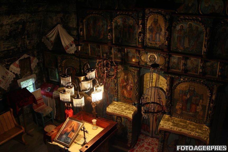 Un pictor îndrăzneț a făcut dintr-o mică biserică din România o atracție turistică inedită. Credincioșilor nu le vine să creadă ce fac sfinții de pe pereți