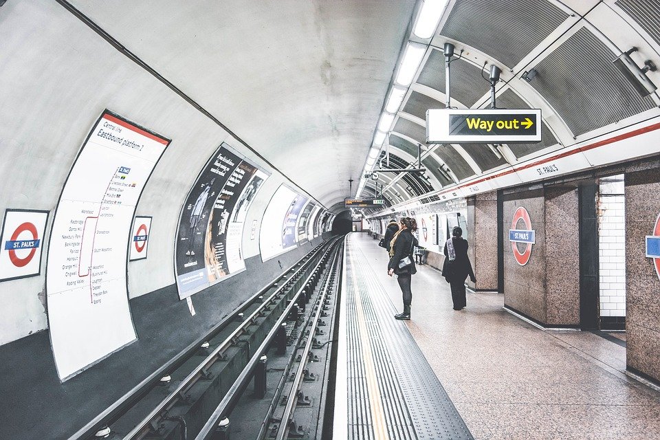 Alertă la metroul londonez. Mii de pasageri au fost evacuați