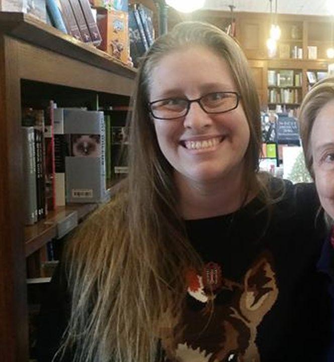 Se afla într-o librărie, când a văzut o femeie cunoscută, îmbrăcată într-o geacă neagră. Când și-a dat seama cine e, a înlemnit - FOTO 418108