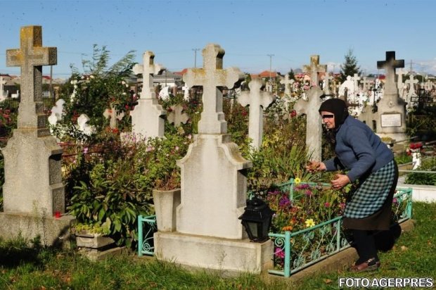 I-a lăsat trei bilete și a chemat-o în cimitir. Ce a descoperit femeia din România când s-a apropiat de un mormânt