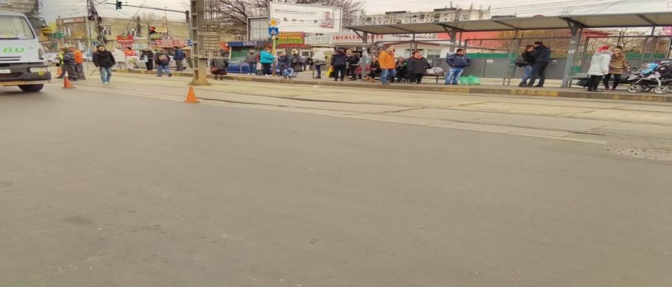 A fost evitată o catastrofă! Avarie la rețeaua de canalizare pe șoseaua Giurgiului. RATB a deviat două linii de tramvai 418355