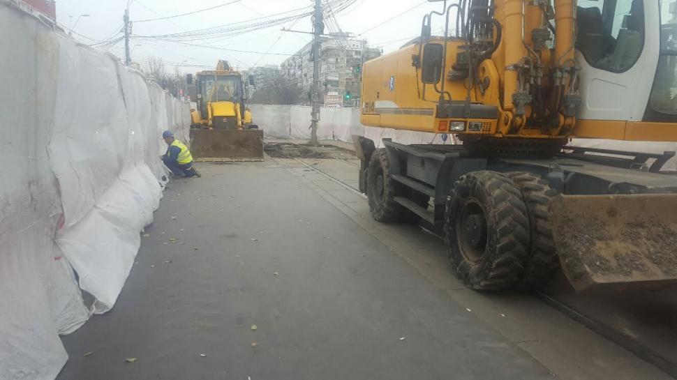 A fost evitată o catastrofă! Avarie la rețeaua de canalizare pe șoseaua Giurgiului. RATB a deviat două linii de tramvai 418358