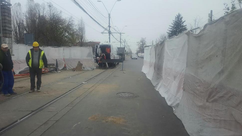 A fost evitată o catastrofă! Avarie la rețeaua de canalizare pe șoseaua Giurgiului. RATB a deviat două linii de tramvai 418359