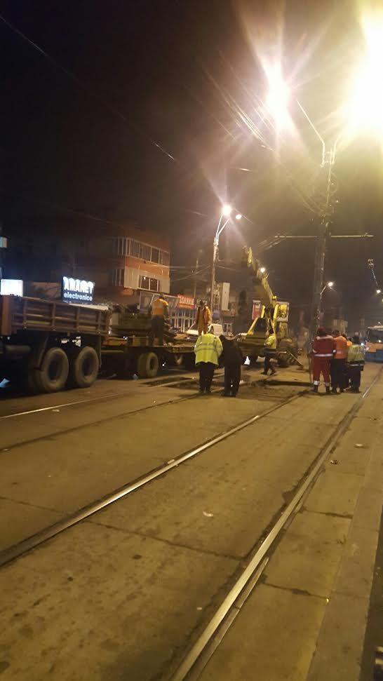 A fost evitată o catastrofă! Avarie la rețeaua de canalizare pe șoseaua Giurgiului. RATB a deviat două linii de tramvai 418360