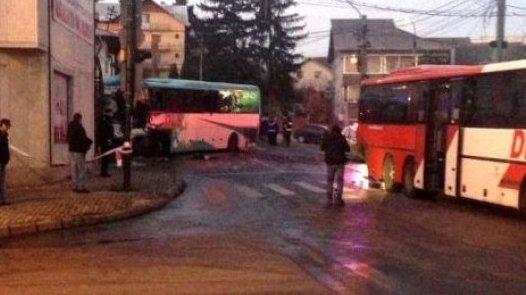17 răniţi, după ce două autobuze cu peste 80 de persoane s-au ciocnit în Piteşti. A fost activat planul roşu