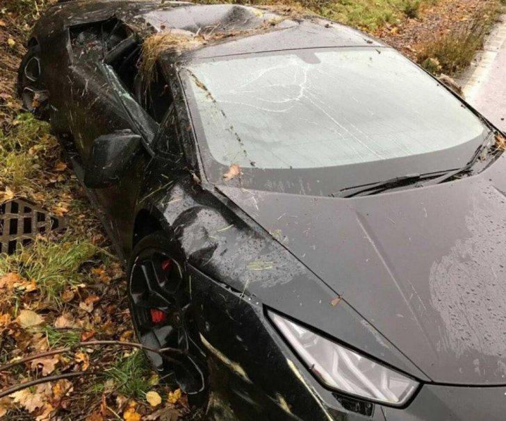 A intrat cu Lamborghiniul de 200.000 de euro în copac și s-a făcut praf! Când au văzut cine conducea, poliţiştii... 418572