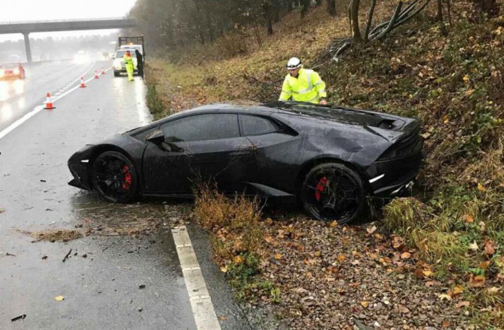 A intrat cu Lamborghiniul de 200.000 de euro în copac și s-a făcut praf! Când au văzut cine conducea, poliţiştii...