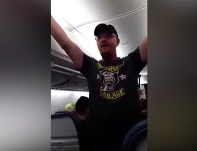 Clipe de panică în timpul unui zbor. Ce a urmat după ce un susținător al lui Donald Trump a început să țipe la ceilalți pasageri