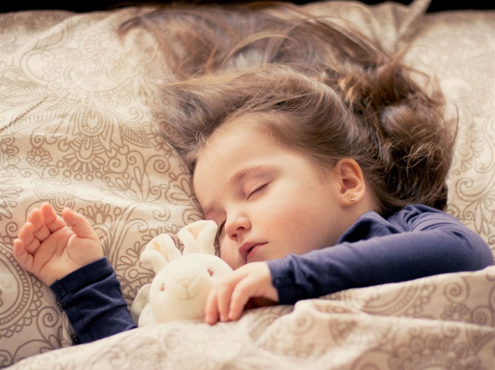 De ce este obligatoriu ca bebeluşii să doarmă în aceeaşi cameră cu părinţii
