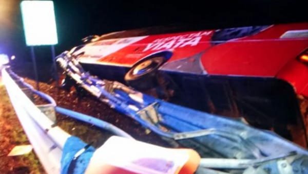 Accident rutier grav în Italia. 8 români au fost răniţi, după ce un autocar s-a răsturnat pe marginea unei autostrăzi