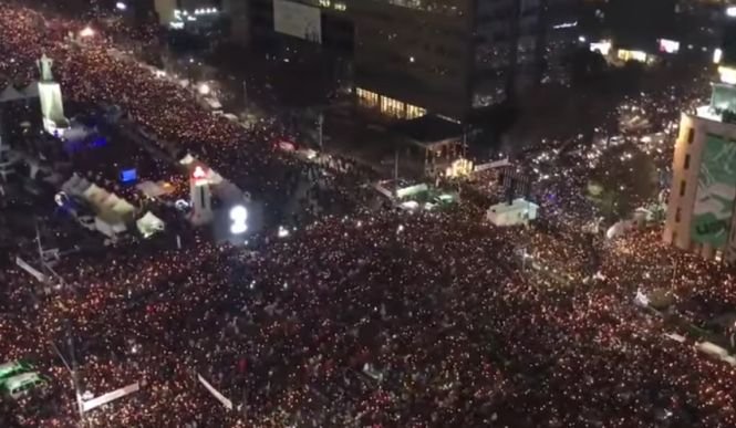 Peste un milion de oameni au ieșit în stradă, în Coreea de Sud. Oamenii au cerut demisia demisia preşedintei Park Geun-Hye