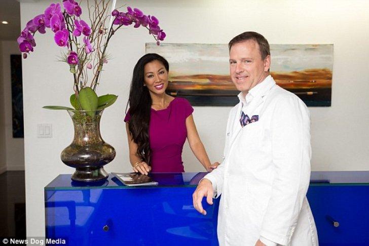  Un chirurg plastician îşi operează soţia de 14 ani ca să o facă "perfectă". Cum arată femeia   418894