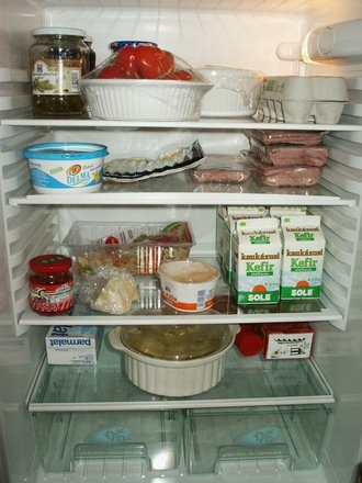 Greșeala pe care o fac toți românii când pun alimentele în frigider! Nu te-ai gândit că asta te poate îmbolnăvi! 