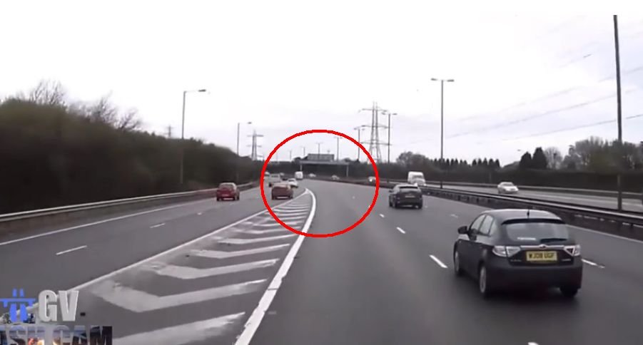 Imagini de infarct! Ce se întâmplă cu un șofer care intră pe autostradă fără să se asigure