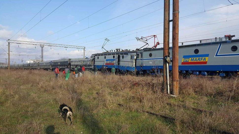 Accident feroviar grav, lângă Târgu Jiu. Două trenuri s-au ciocnit. Cel puțin o persoană a murit