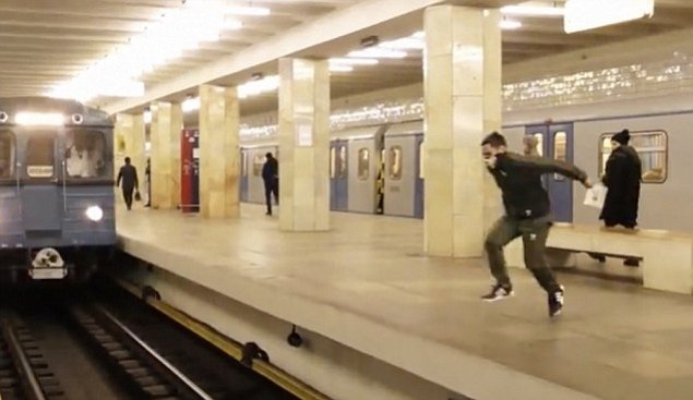 Momentul VIDEO in care un tanar s-a aruncat in fata metroului! Imaginile par ireale!  