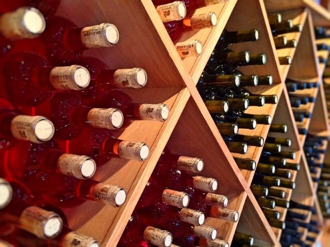 Bodega Fiscului: Cât costă un litru de vin de calitate scos la vânzare de ANAF