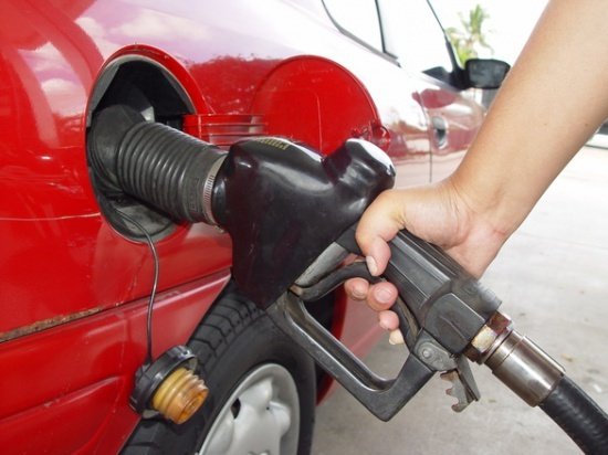 Carburanții se ieftinesc. Cât va costa benzina de la 1 ianuarie 2017