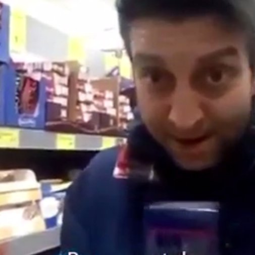 Doi imigranți români din Marea Britanie dau lecții de furat într-un clip filmat chiar în magazinul pe care îl jefuiesc - VIDEO