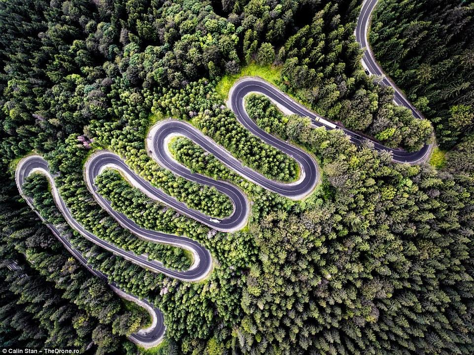 Fotografia realizată de un român care a făcut înconjurul lumii. Ce drum apare în imagine? 419530