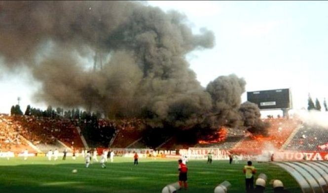 Imagini rare de la cel mai șocant derby din istorie. Peluza incendiată de ”câini” la Steaua - Dinamo din 1997