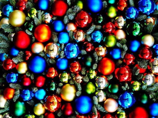 Ornamente inedite pentru Crăciun: Au apărut globurile umplute cu gin