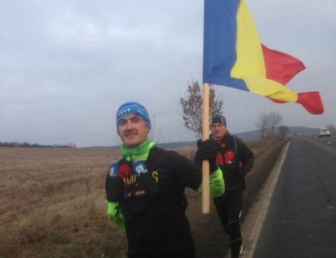 Ziua Națională. Un ultramaratonist cu handicap a alergat 35 de km cu tricolorul, ca să ajungă la Aba Iulia