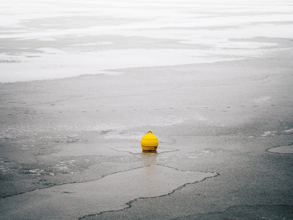 A ales să patineze pe un lac îngheţat. Când a ajuns în mijlocul său a avut un şoc. „Este cumplit...”