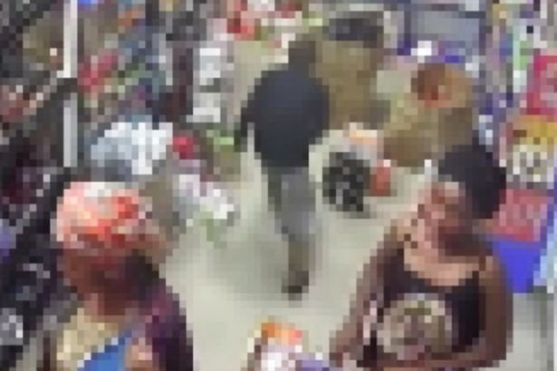 Hoață ajutată de șapte copii să dea lovitura într-un supermarket. Imagini ireale surprinse de camerele de supraveghere