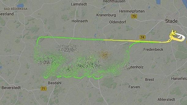Urmăreau un avion cu o traiectorie bizară când ceva neobișnuit le-a apărut pe radare. Imaginea e noul viral pe Internet!