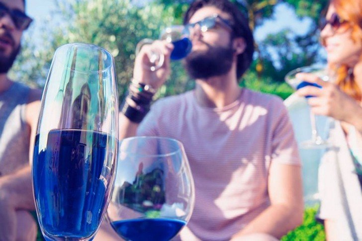 Cercetătorii au obținut primul vin natural de culoare albastră. Arată de-a dreptul spectaculos