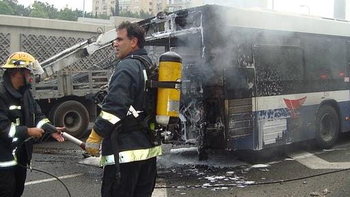 Incendiul din Capitală a fost stins. Un autobuz a luat foc în Autogara Rahova