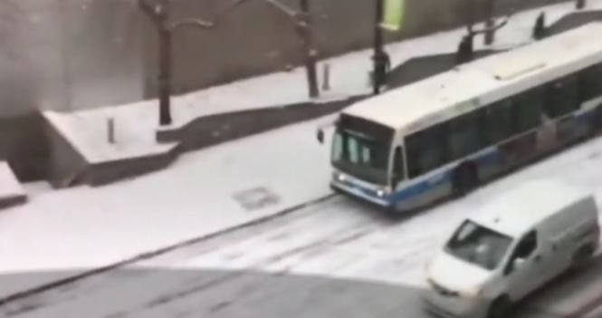 A filmat cu telefonul mobil un accident în lanţ, pe un drum în pantă din Montreal - VIDEO