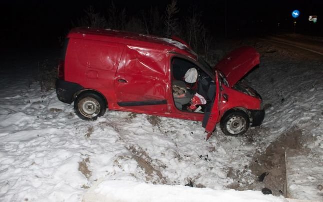 Un șofer a scăpat viu din accident, dar era să moară de frig. Nimeni nu a oprit să-l ajute