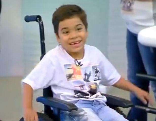 A fost lovit de o boală cumplită. Momentul emoționant când un băiat face primii pași, în încurajările colegilor săi - VIDEO