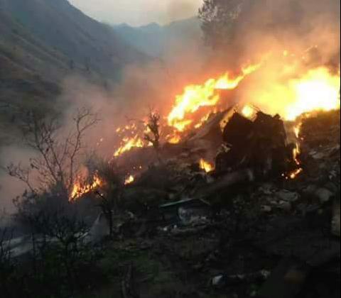 Un avion cu aproape 50 de persoane la bord s-a prăbușit la scurt timp după decolare. Trupurile sunt carbonizate și greu de identificat. Martorii spun că avionul a luat foc înainte de a se prăbuși. Primele imagini 421041