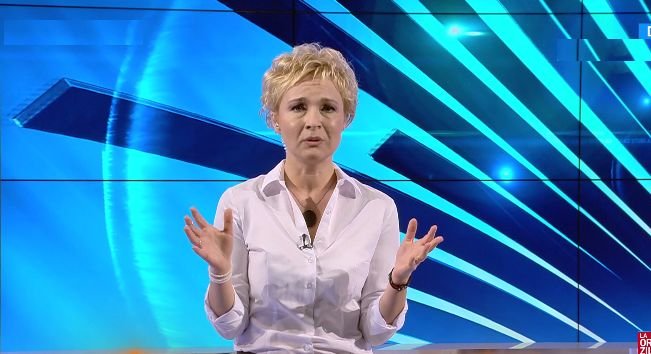 Dana Grecu, față în față cu Dacian Cioloș, pe holurile Antena 3: ”Faceți o invitație cuiva și cu trei ore înainte să vină la dvs. în casă spune ce a spus premierul”